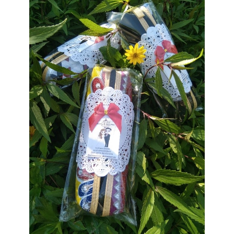 

SOUVENIR TEMPAT PENSIL BATIK