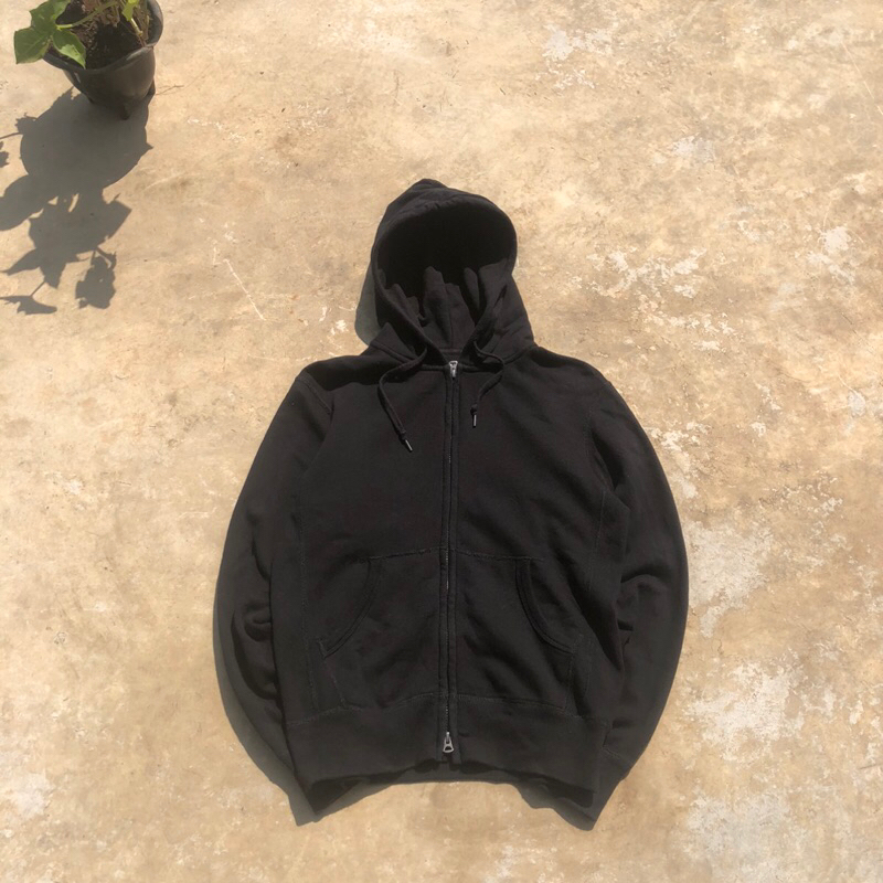 ZipHoodie Uniqlo + Varsity Disney + Topi MLB