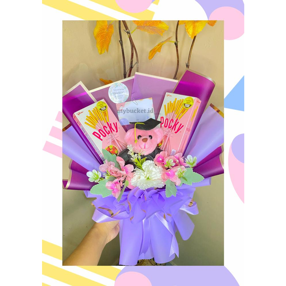 

BUCKET BONEKA WISUDA 12 CM DAN POCKY POCKY MURAH BUCKET BONEKA GRADUATION MURAH