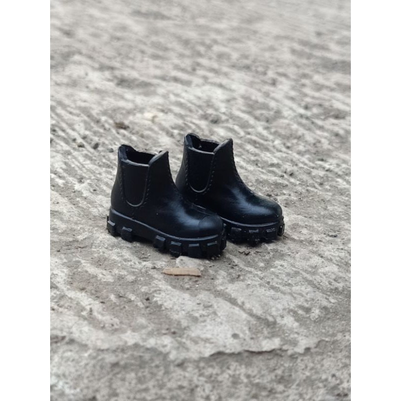 sepatu boneka varian hitam