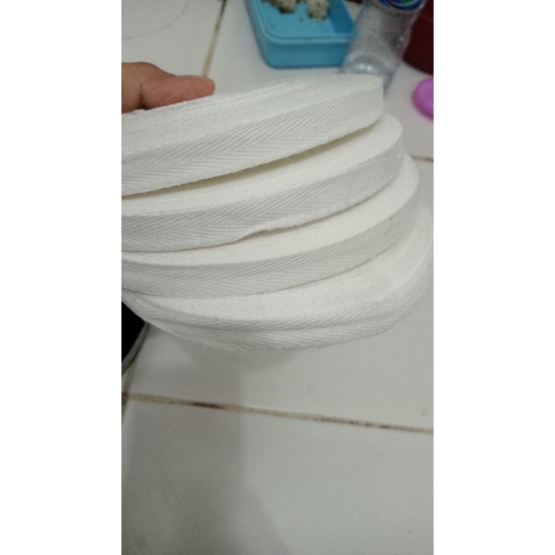 

pita bendera/pita guling isi 30 meter per roll
