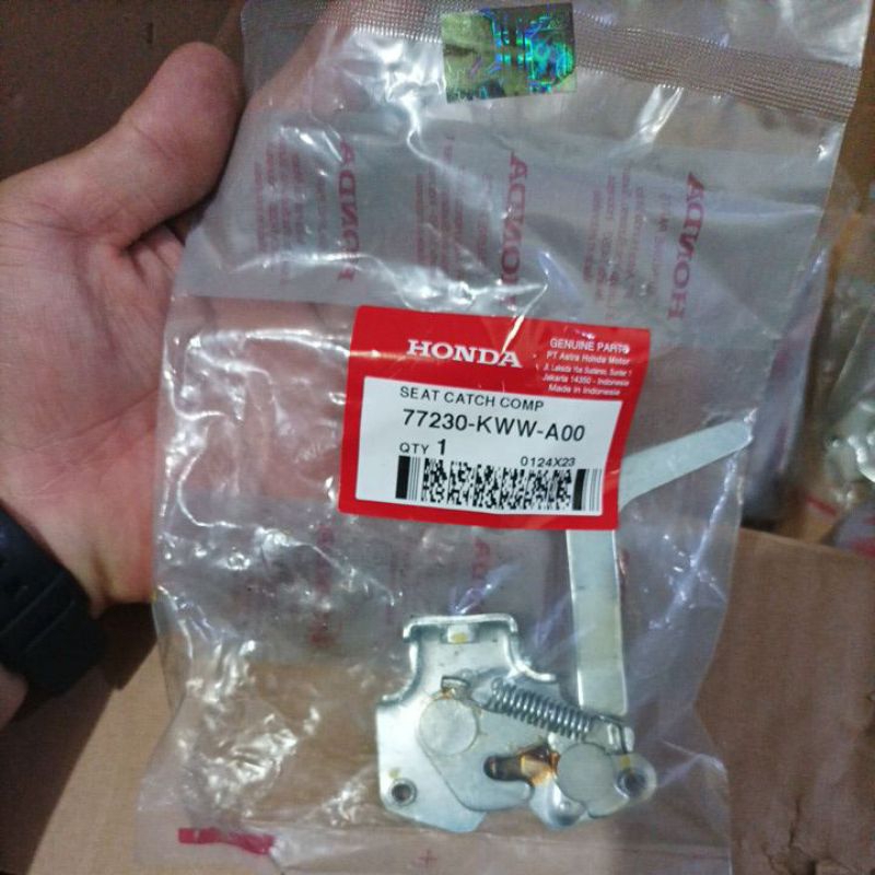 77230 KWW A00 ENGSEL KUNCI JOK REVO ABSOLUTE 110 CC 2009 - 2013 original