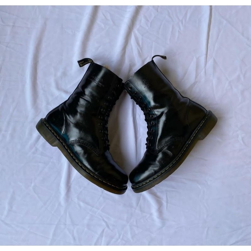 dr martens 1490 black smooth