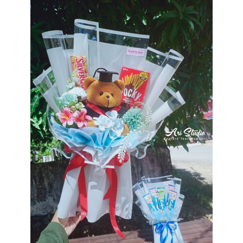 Buket Wisuda ukuran besar Boneka Wisuda Silverqueen Pocky Tambahan Bunga dan Ucapan
