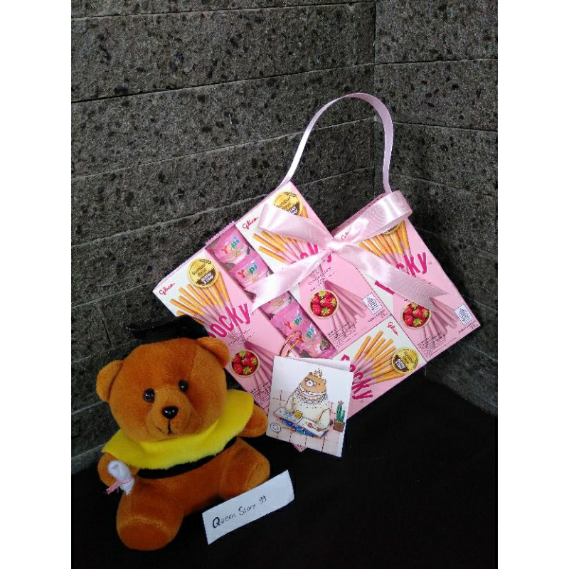 

[ Bisa COD ] PAKET Pocky Strawberry Love Yupi + Boneka Bear Coklat Wisuda