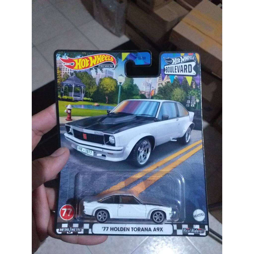 HOT WHEELS BOULEVARD 77 HOLDEN TORANA A9X PUTIH