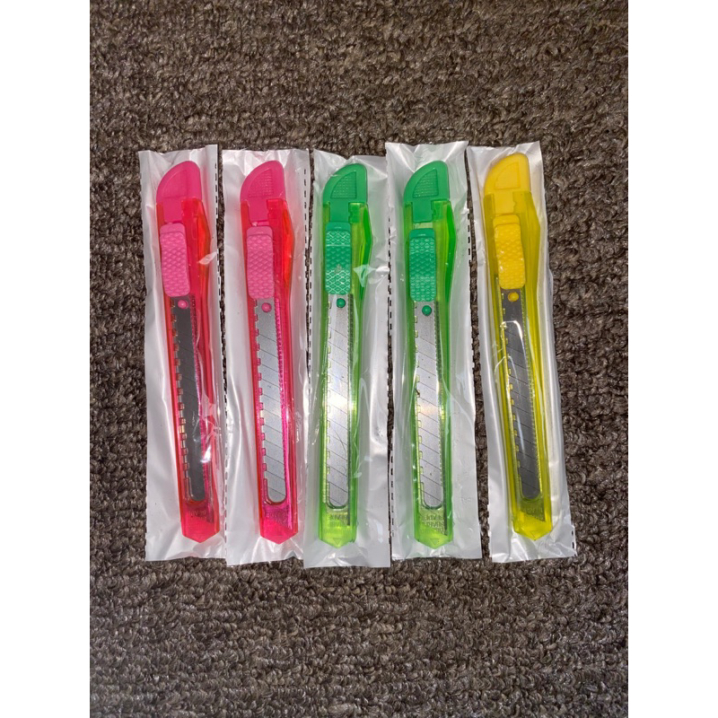 

Cutter Mini Pisau Mini Warna Warni