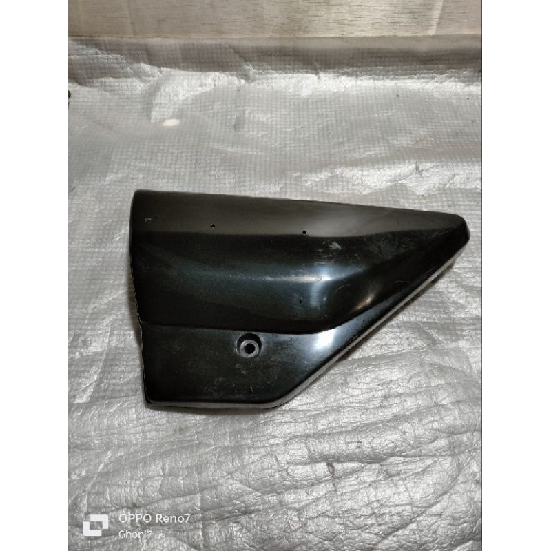 Cover Box aki accu Tengah Kiri Suzuki TRS Original SGP Nos