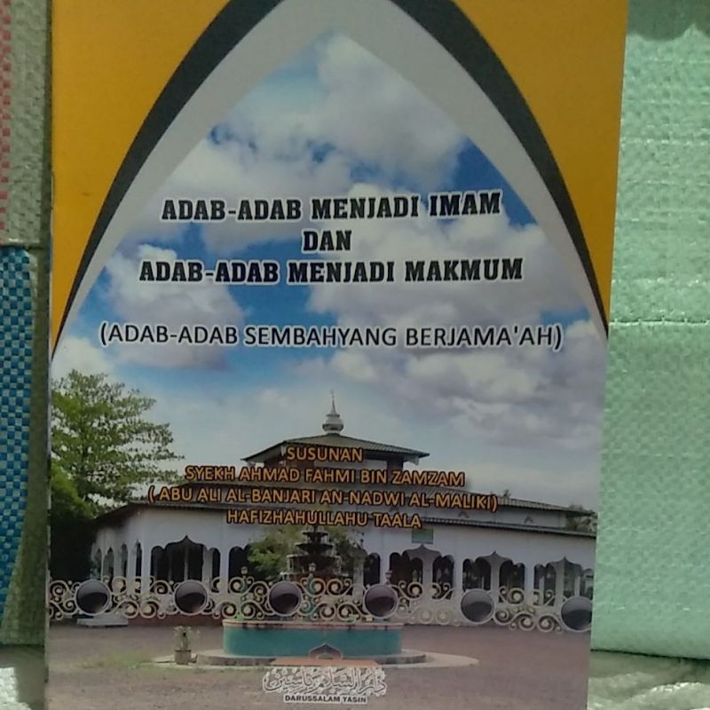 

kitab "ADAB ADAB MENJADI IMAM DAN MAKMUM"edisi latin(adab adab sembahyang berjamaah)