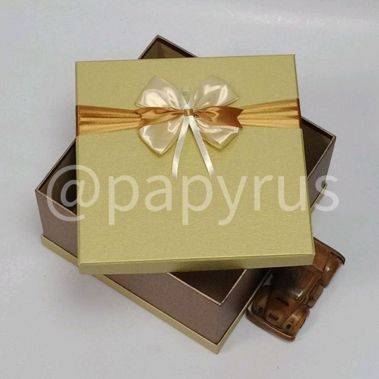 

PAPYRUS Sandwich 25x25 Tinggi 15cm Kotak Kado Gift Box