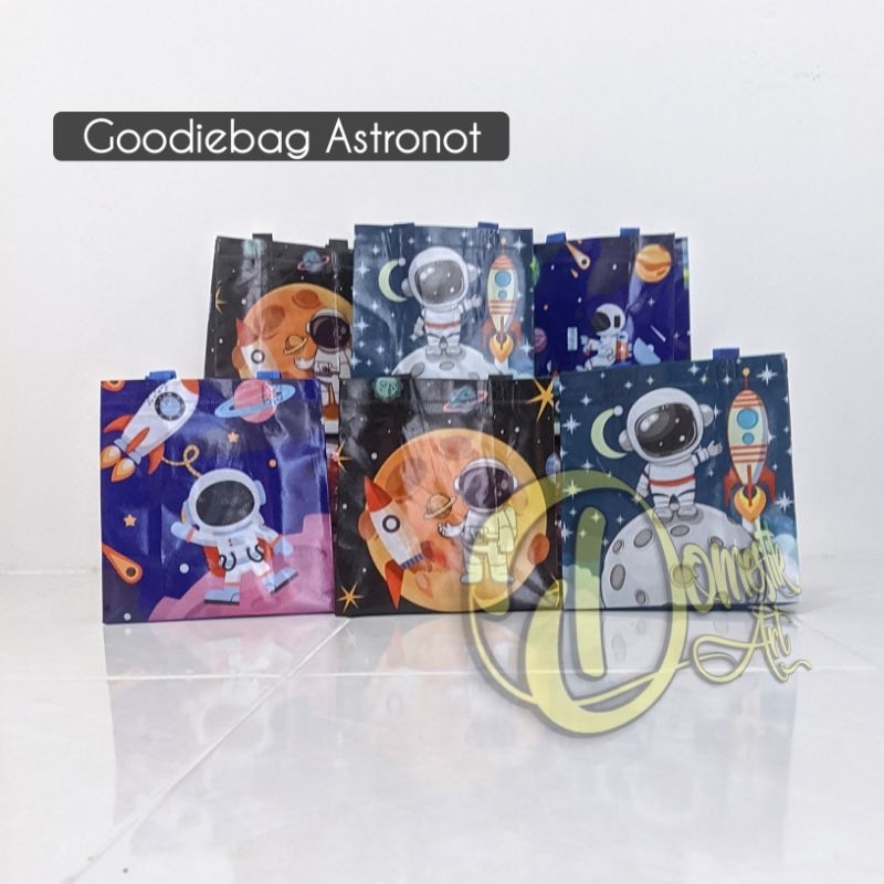 

TAS GOODIE BAG MOTIF ASTRONOT /Tas Souvenir Ulang Tahun / Goodie Bag galaksi astronot / tas ultah karakter / Tas Ulang Tahun