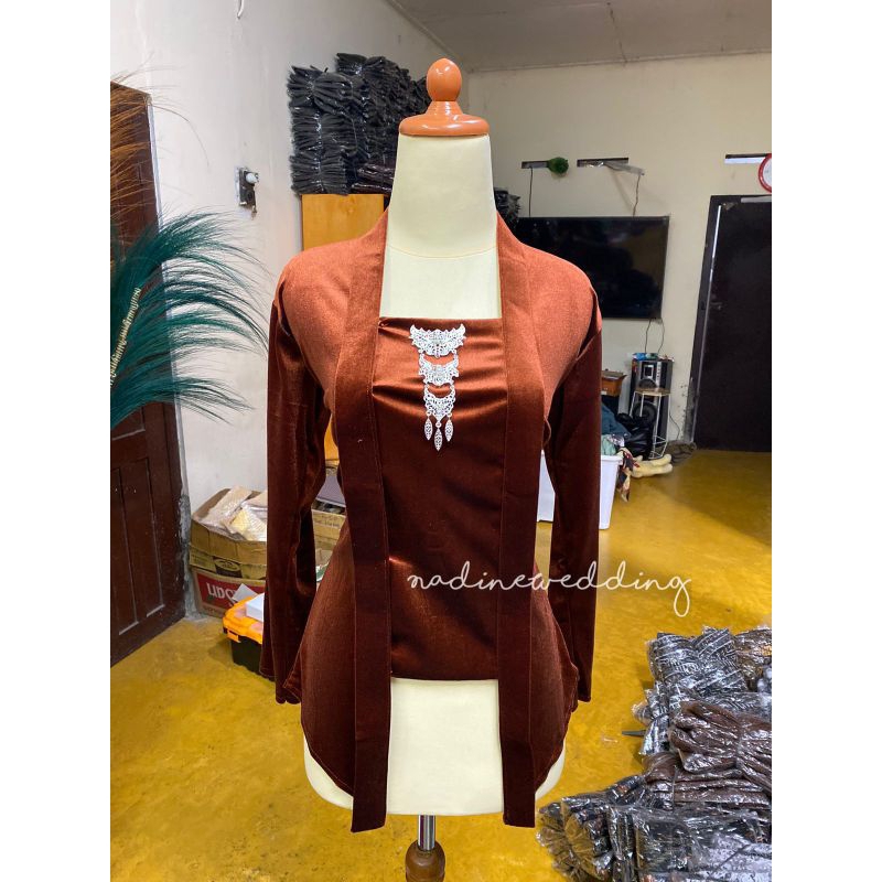 Kebaya Kutubaru - Polos, Warna Teracota / Bludru Premium