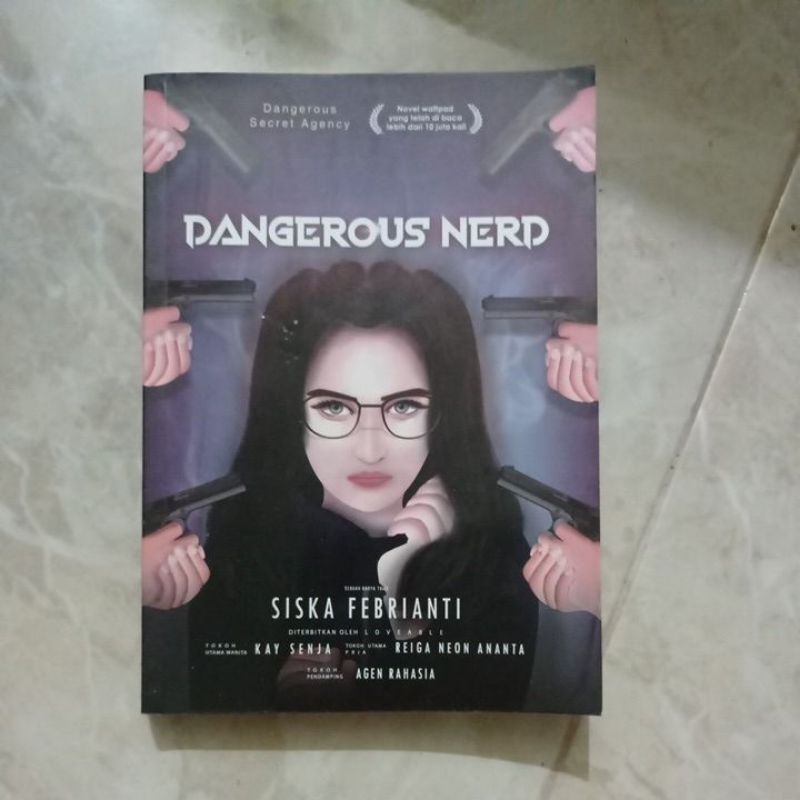 

Novel WATTPAD Best seller Dangerous Nerd ASLI | Dengan tanda tangan penulisnya Siska Febrianti