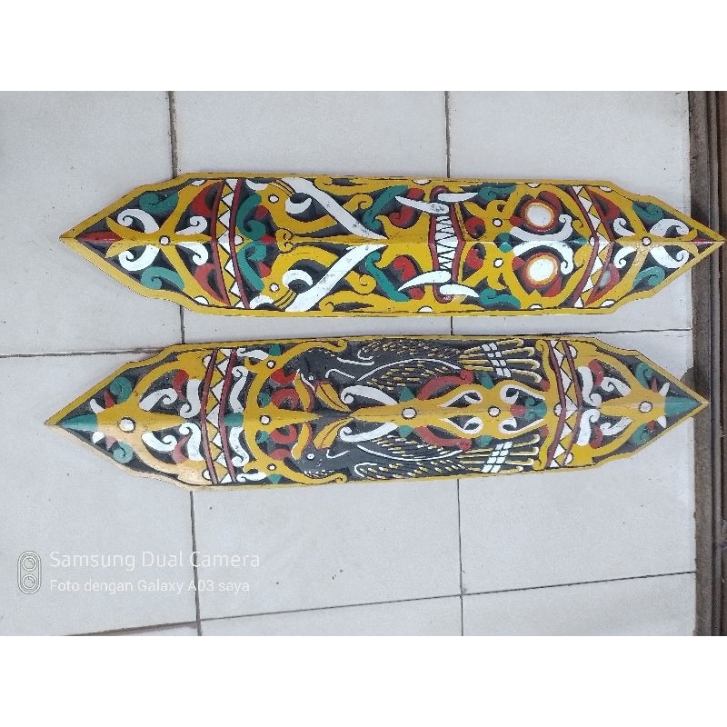 Perisai tameng motif ukir dari kayu khas kalimantan pajangan dinding ruang tamu