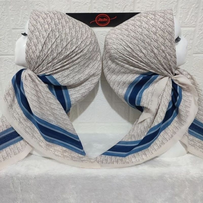 Hijab Segi Empat Voal Motif DR Warna Putih List Biru