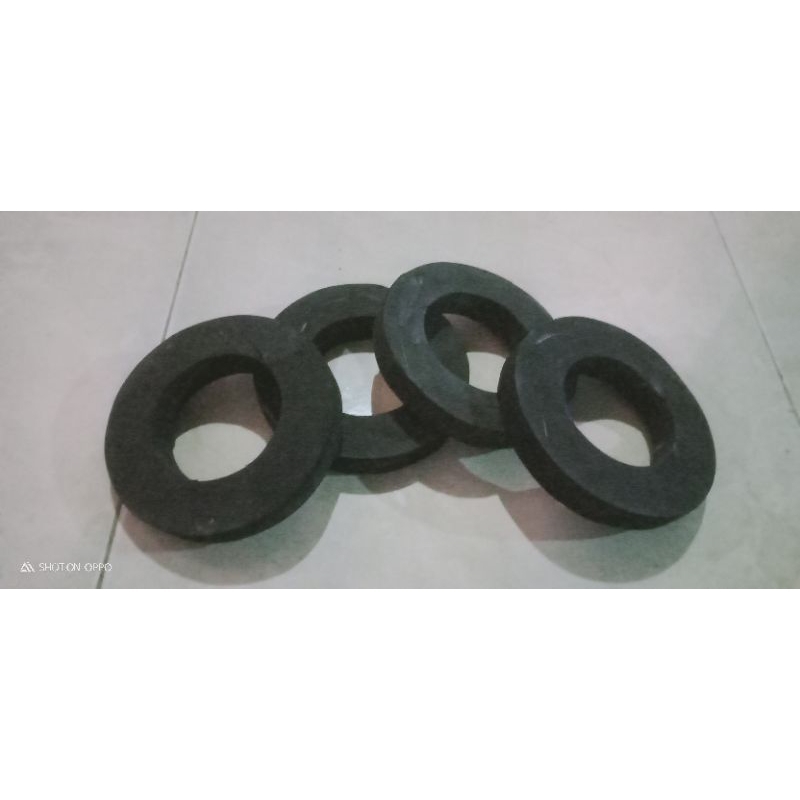 Karet bantalan/peninggi per suspensi depan mobil L300