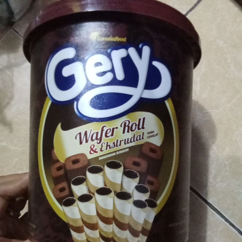 

Gerry kaleng Garudafood wafer roll dan ekstrudat 300gr