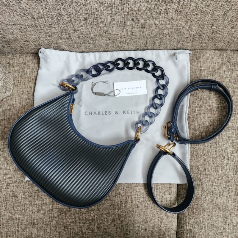 (PRELOVED) TAS CHARLES AND KEITH 1000% ORIGINAL ACRYLIC CHAIN HANDLE HOBO warna NAVY / TAS CK akrili