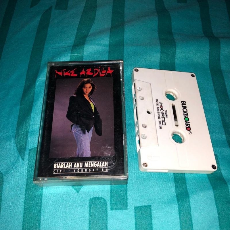 Kaset Pita:Nike ardila-Biarlah aku mengalah