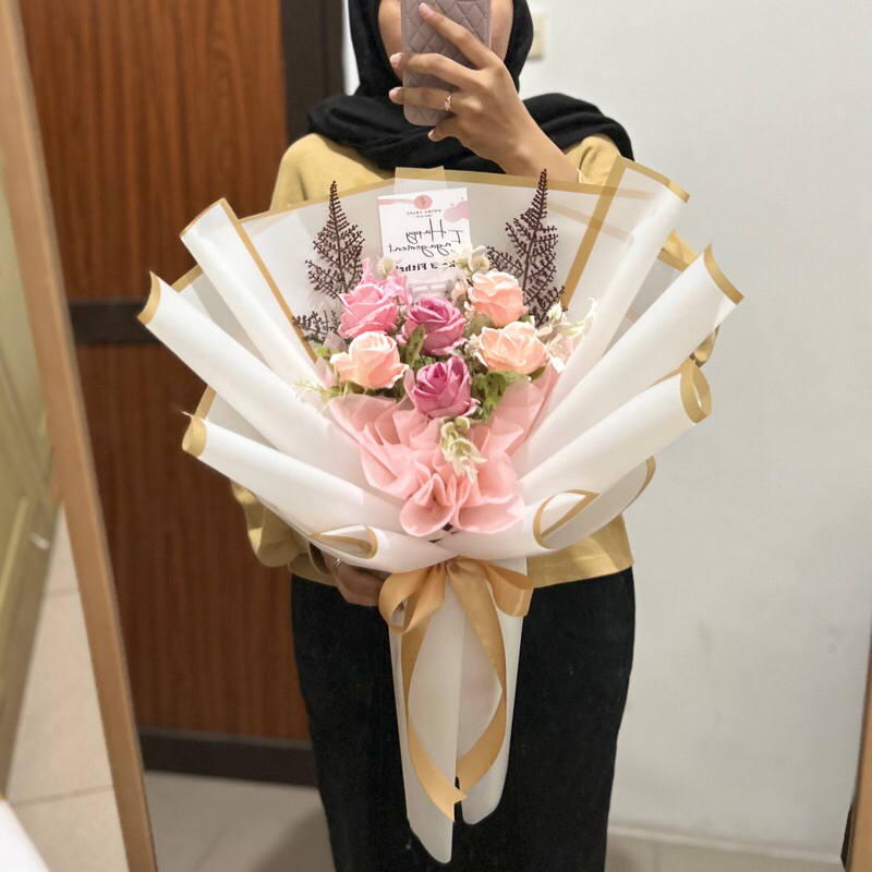 Buket bunga / buket lamaran / buket tunangan / buket bunga palsu / buket bunga wisuda