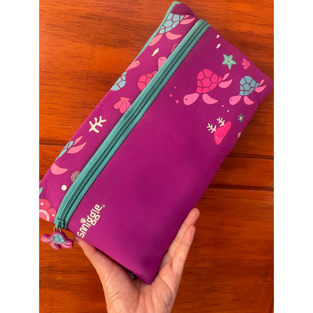 

Tempat Pensil pouch Smiggle Kura-Kura Ungu TP 138 Murah Ukuran Besar Mohon BAca Descripsi