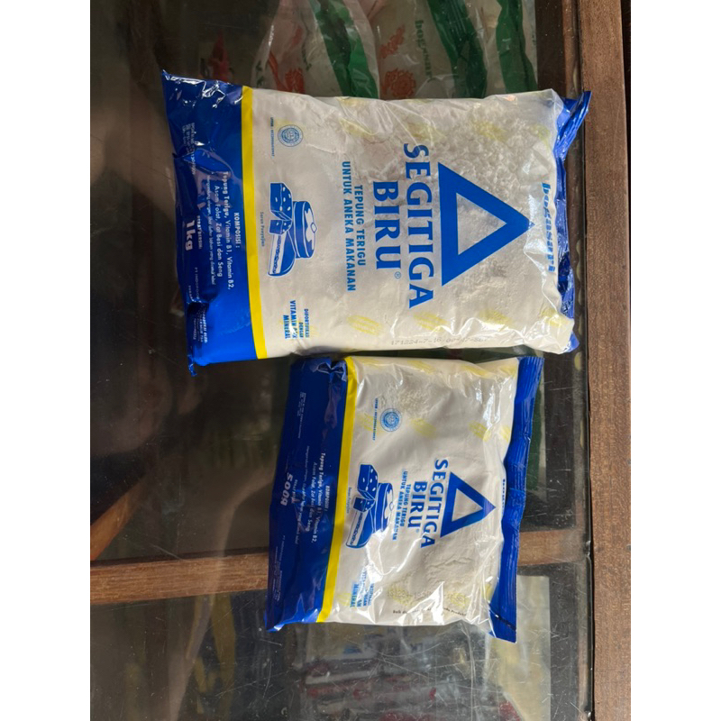 

Tepung terigu segitiga cakra kembar 1 kg