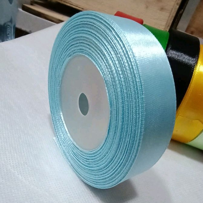 

Pita Satin Biru Muda 1/2 Inch 1,27cm Perr Rol