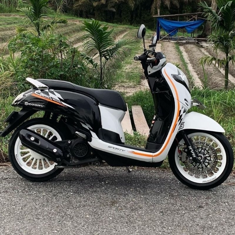 STRIPING STICKER SCOOPY SPORTY 2018 BODY PUTIH HITAM STICKER SCOOPY 2018 PUTIH HITAM