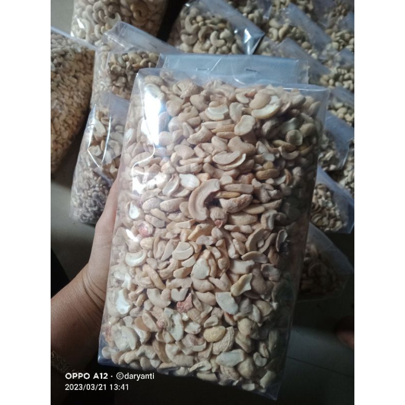 

kacang mete belah empat/remuk