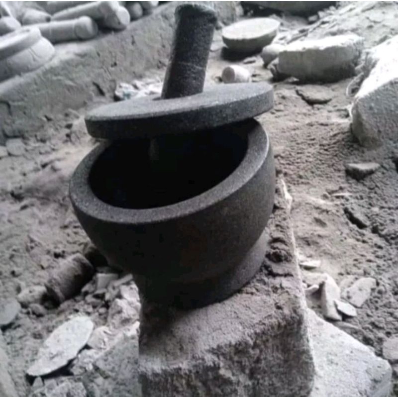 Lumpang tutup dengan lubang