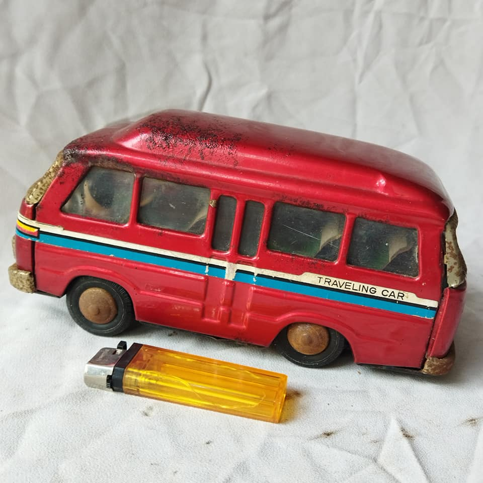 Pajangan Vintage Tin Toy Traveling Car China Karatan