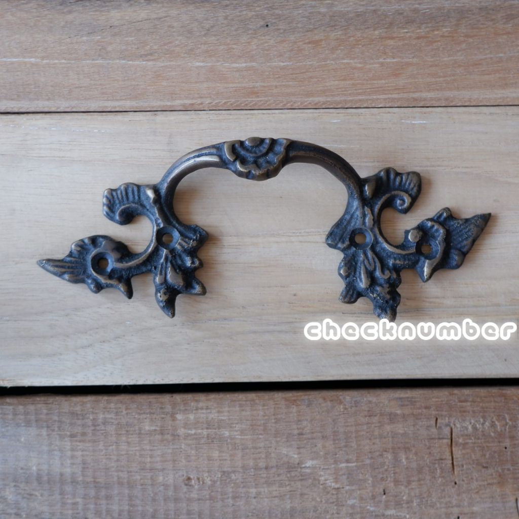 Tarikan Pintu Lemari Kuningan Antik