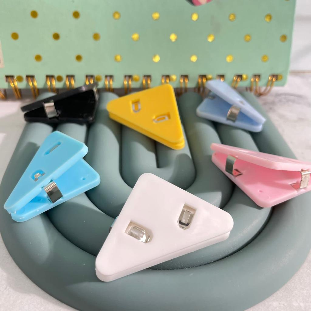 

Paper Clipper Penjepit Kertas bentuk Segitiga Unik Lucu Harga Termurah / Penjepit Kertas Triangle Cute Imut ready banyak Warna Alat tulis sekolah dan kantor Terlengkap bisa Grosir dan COD
