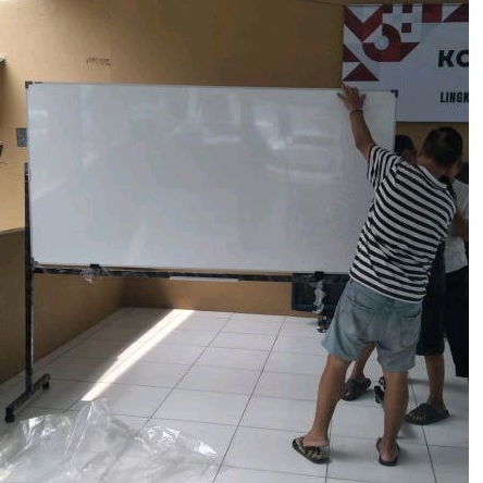 

Whiteboard 90 x 120 dan kakinya Magnetik bonus spidol penghapus