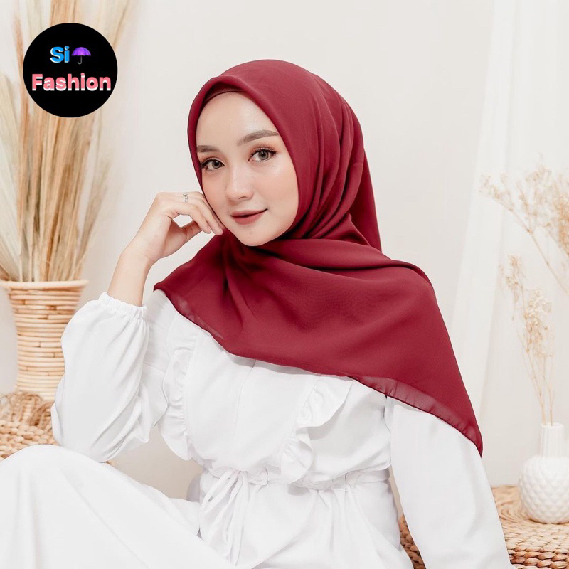 Hijab Bella Square Warna Merah Maroon