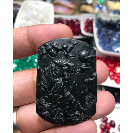 Black jade batu natural shio macan black zade giok hitam asli lambang keperkasaan.Harga Satuan