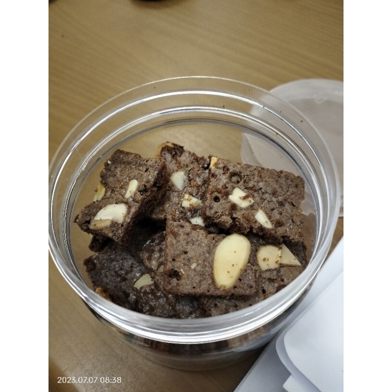 

Brownies Coklat Crispy - toping almond