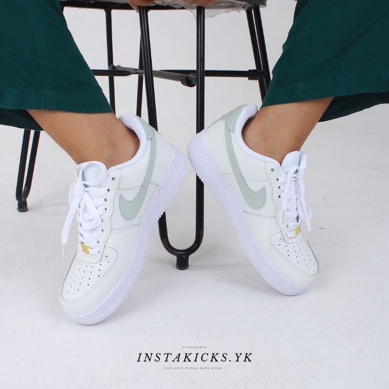 AIR FORCE 1 LV8 WHITE GREY GOLD SWOOSH WMNS