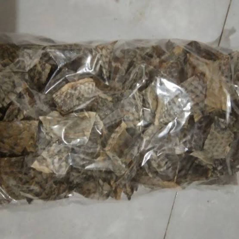 

bahan kerupuk kulit ikan nila kering