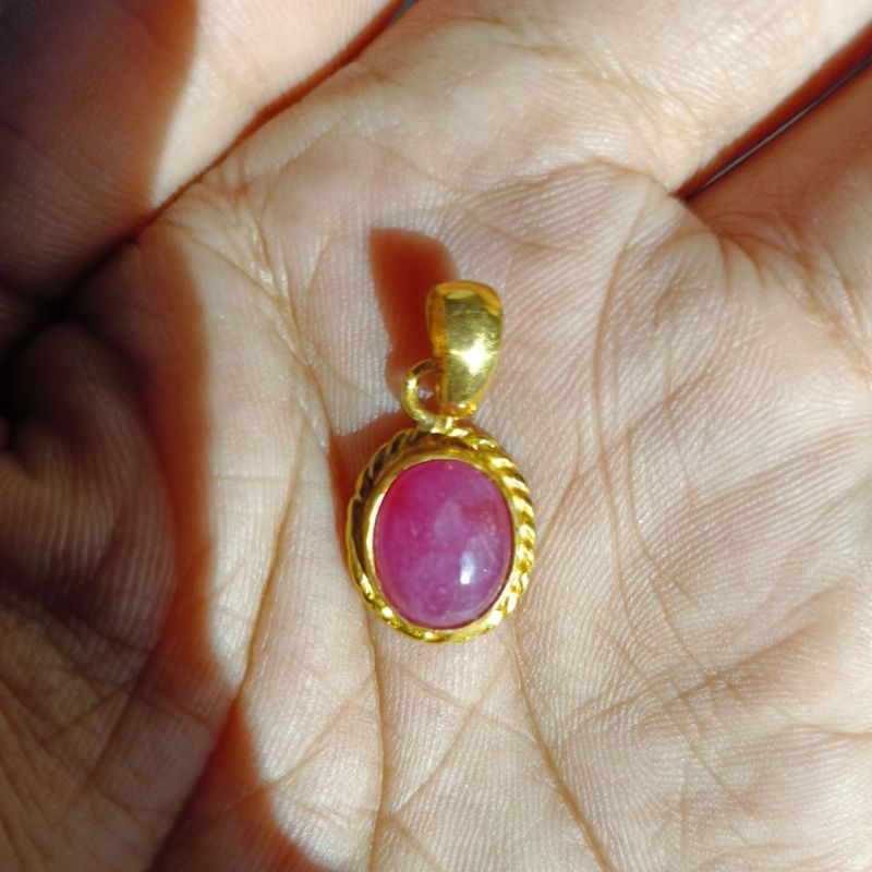 liontin batu permata ruby