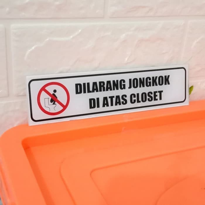 Sign Akrilik Dilarang Jongkok Di Atas Closet Ukuran 5X20CM Akrilik Rambu Peringatan