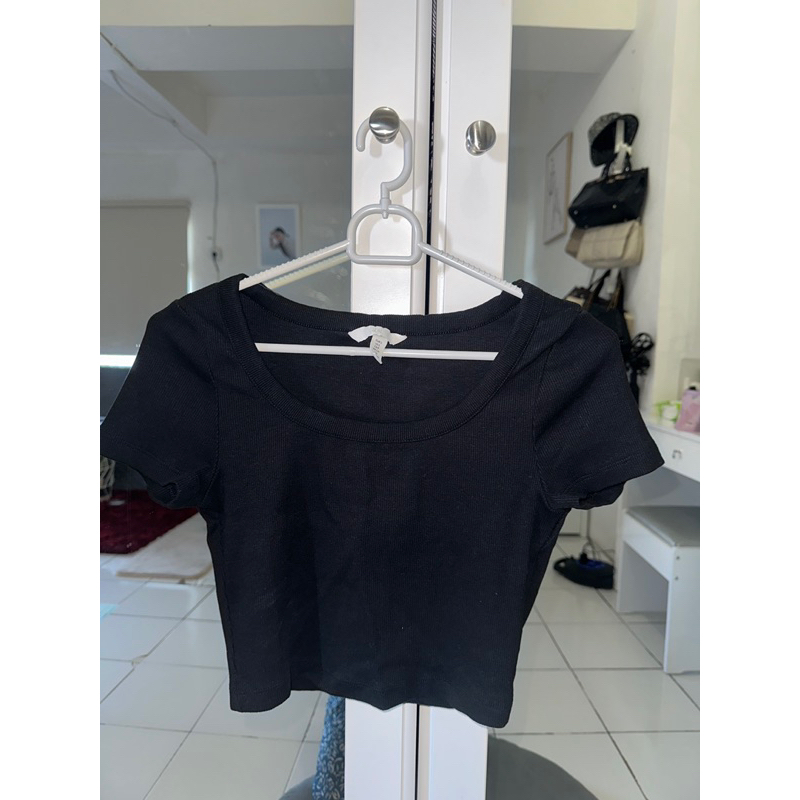 kaos crop top hnm