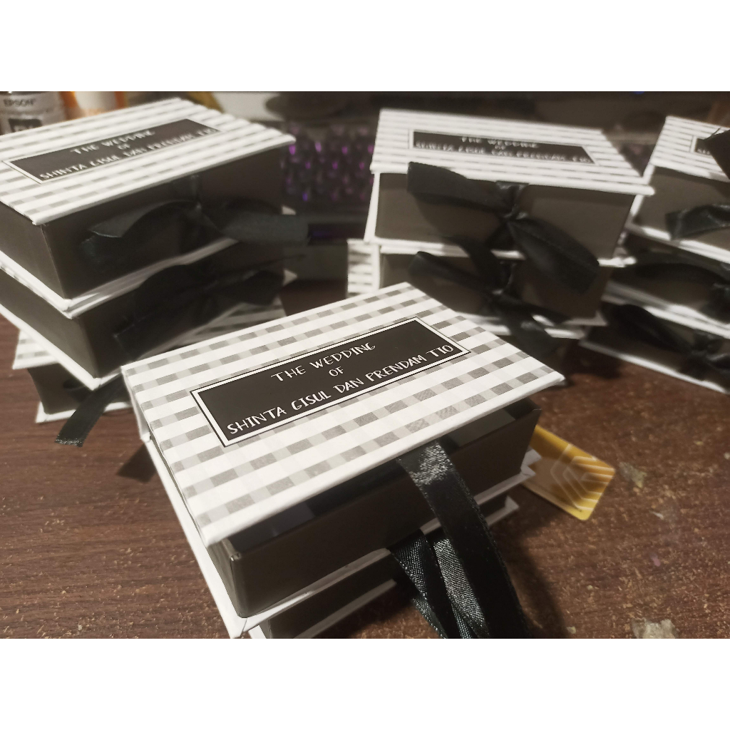 

Gift BOX 16x7x5cm || Custom Design || Kotak Kado accesories || box emas gold || Kotak Perhiasan || Parfum || minigold || Souvenir