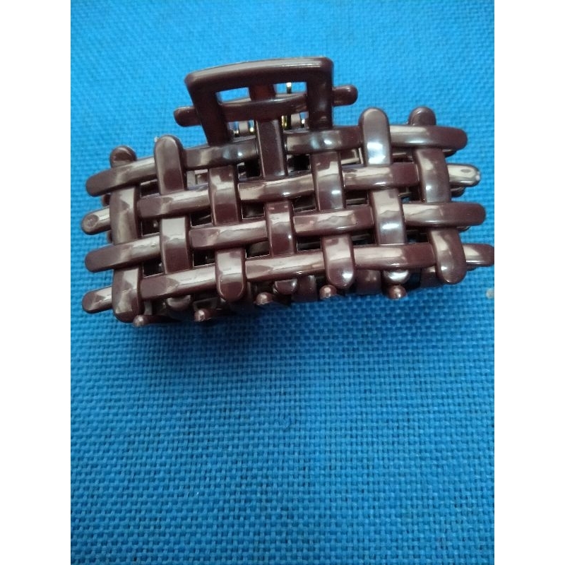 Jepit rambut motif anyam