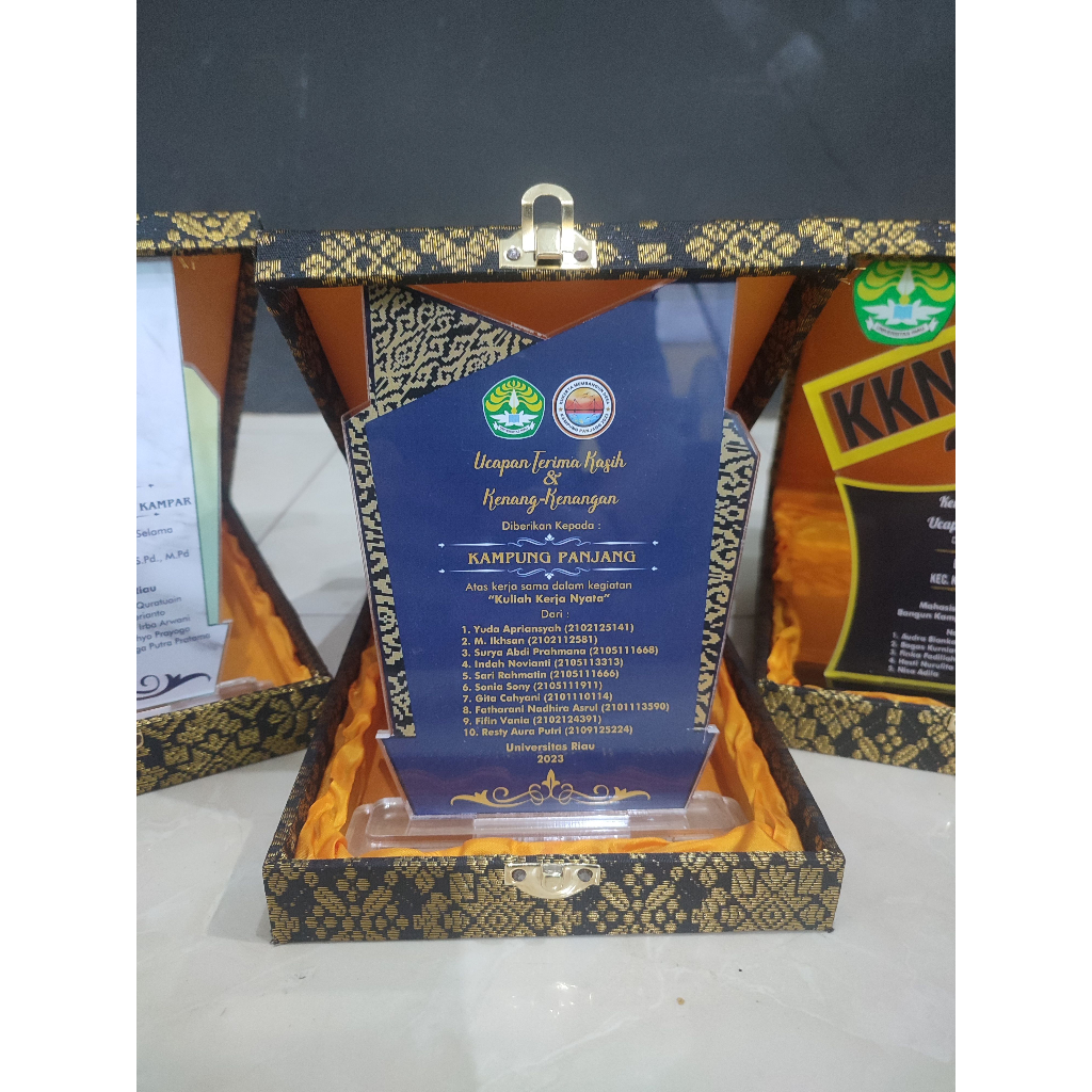 Plakat custom KKN/plakat murah/plakat akrilik/trophy/penghargaan/piala futsal/kado ultah