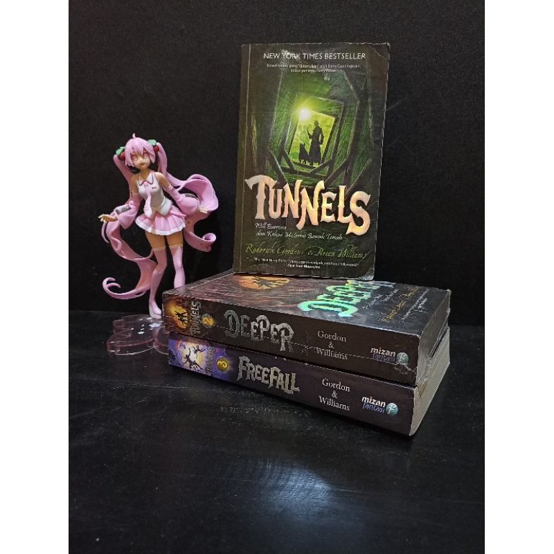 Novel Fantasi Tunnels Series By Roderick Gordon Original