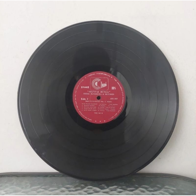 Vinyl Piringan Hitam 12 inch Titiek Sandhora&amp;Muchsin-Seuntai Bunga