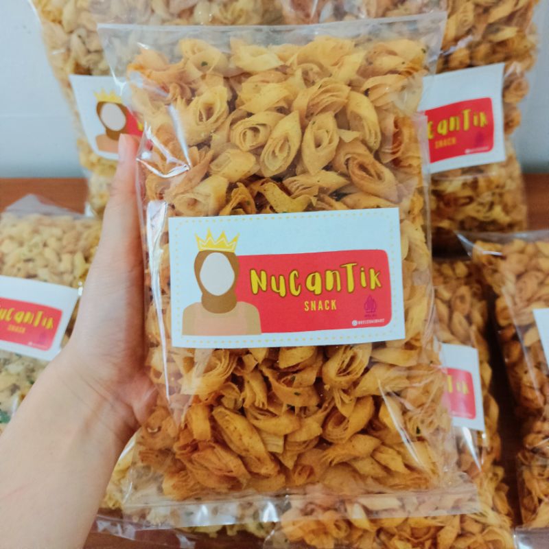 

Keripik Lumpia Pedas Daun Jeruk dan Original 250 gr / Lumpia Kering / Lumpia Goreng