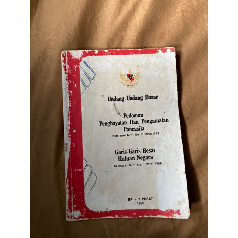 

Buku Undang-Undang Dasar 1945