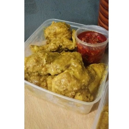 

Ayam ungkep bumbu kuning khas Gebug bonus sambal